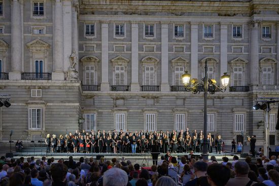 Die zahlreichen Mitglieder des Chors in schwarz gekleidet cor dem Palacio Real.