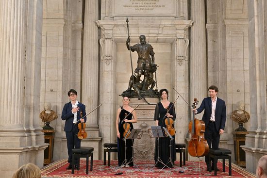 Die vier Mitglieder des Parallel Quartetts verabschieden sich vom Publikum.