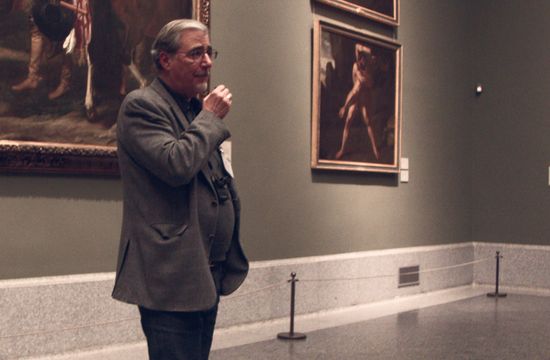 Dr. Felix Scheffler vor Gemälden