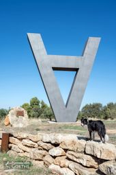 Skulptur in V-Form auf dem Gelände der Bodega