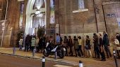 Cola de gente en la puerta de la Basílica la Milagrosa, antes del concierto de Navidad de este año