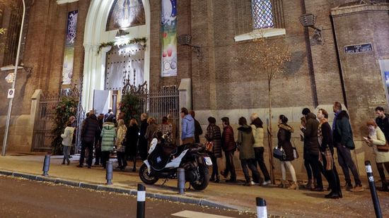 Eine Schlange von Menschen an der Tür der Basílica la Milagrosa, vor dem diesjährigen Weihnachtskonzert