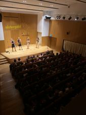 Las cuatro músicos en el escenario del Ateneu Barcelonès, fotografiadas desde el fondo de la sala