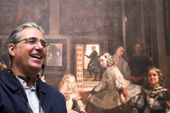 Félix Scheffler, sonriente, cuenta algo sobre el cuadro Las Meninas de Diego Velázquez