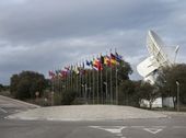 Internationale Flaggen und die Weltraumantenne Cebreros