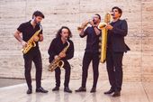 Los 4 interpretes del Fukio Quartet delante del Pabellón Mies van der Rohe, tocando sus instrumentos