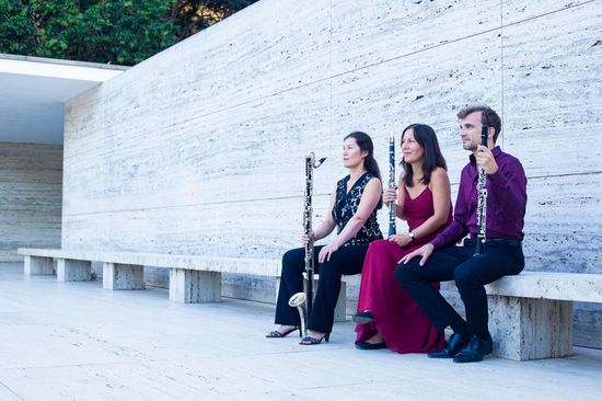 Das Klarinettentrio spielt im Mies-Pavillon, mit einem Lächeln im Gesicht