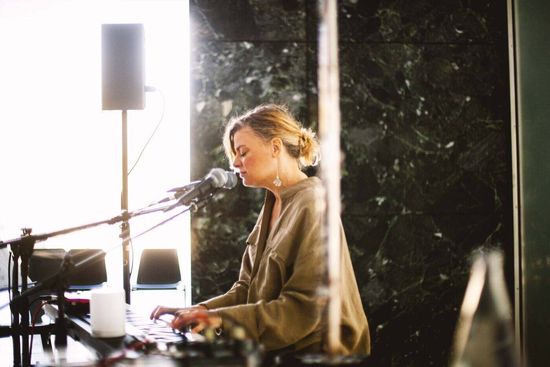 Anne Müller am Piano im Mies van der Rohe Pavillon