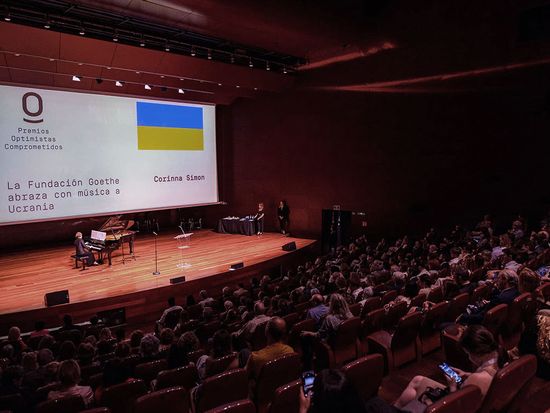 Auditorio del museo durante un concierto de Corinna Simon