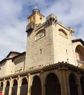 Außenansicht der Kirche San Nicolás aus dem 12. Jahrhundert mit ihrer barocken Backsteinverkleidung