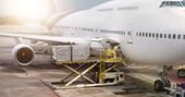 Ein Flugzeug wird beladen