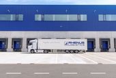 Camiones de Rhenus Logistics delante de un edificio de almacenamiento
