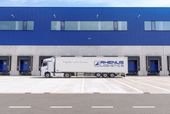 Lastwagen von Rhenus Logistics vor einem Lagergebäude
