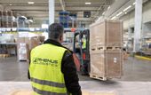 Ein Mitarbeiter von Rhenus Logistics überwacht den Fabrikablauf