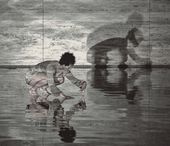 Tänzerin verweilt in einer Bewgung im Wasser, Tanzveranstaltung im Pabellón Mies van der Rohe, Barcelona