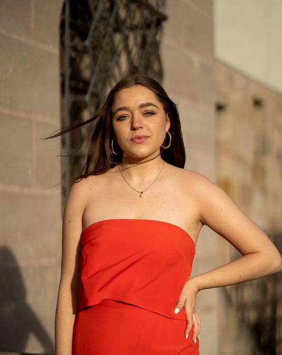 Thalia posiert in einem roten Kleid